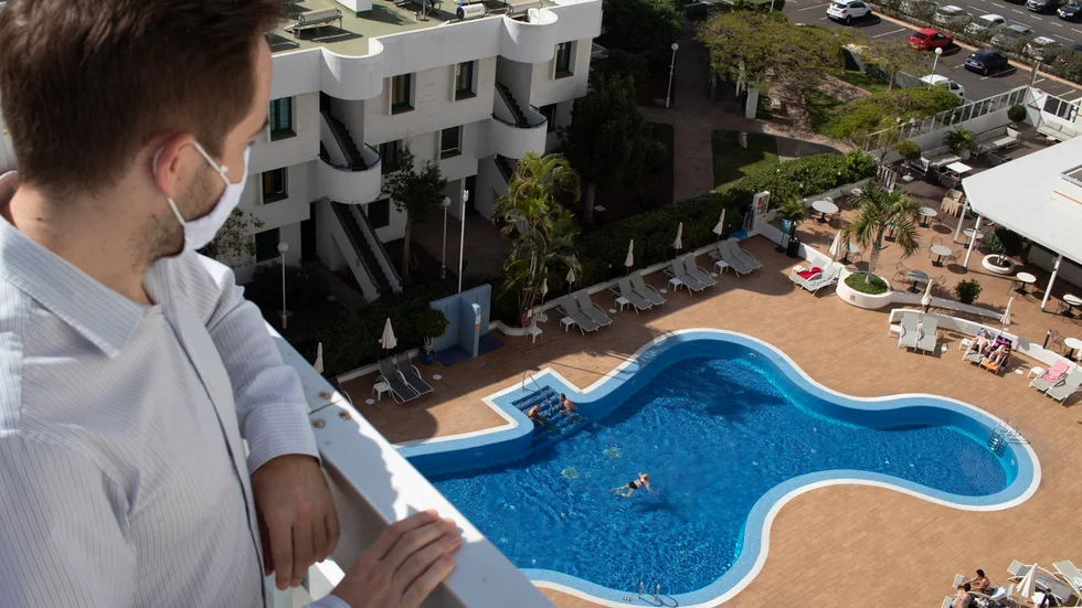 Hotelldirektören Roberto Barreiro blickar ner över Sunprime Coral Suites & Spas poolområde. Bara runt en femtedel av de skandinaver som brukar fylla hotellet så här års har kommit hit.