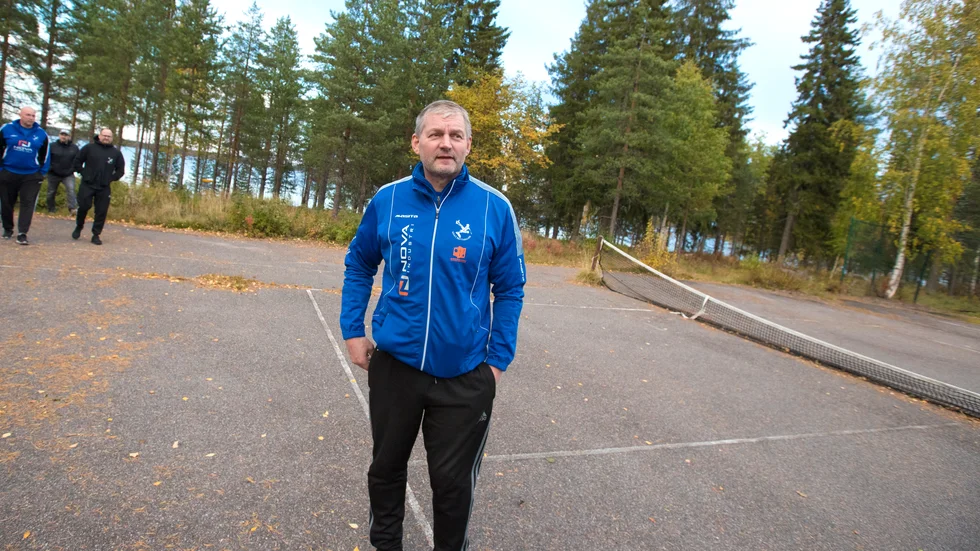 Tomas Karlsson och de andra i Råneå brottarklubb vill bygga en ny fräsch utomhusbana för padel i Kängsön där den nedgångna tennisbanan nu ligger. 