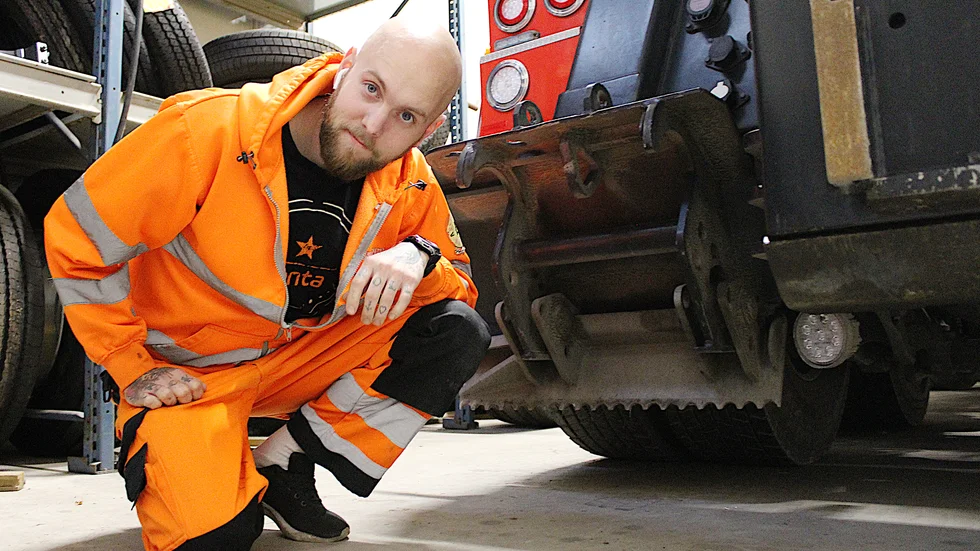 Patrik Moberg berättar att han böjde sig ned för att kontrollera lyftanordningen och att bussen några sekunder senare började rulla mot honom.