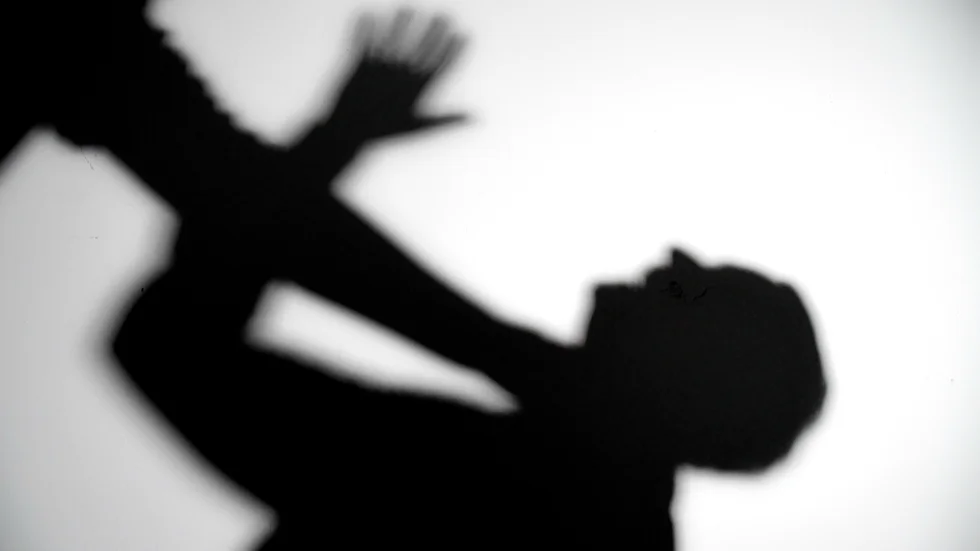 Mannen misstänks ha tagit stryptag på kvinnan. Men händelsen var så tumultartad att mannen inte kan dömas för misshandel, menar tingsrätten. Bilden är arrangerad.