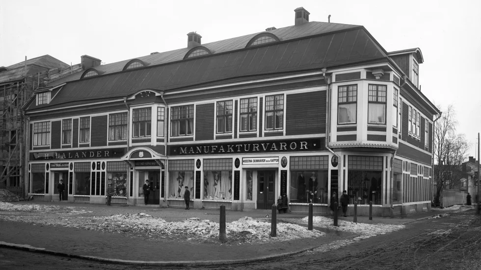 1914 öppnades H Lalanders manufaktur- och konfektionsaffär i korsningen Storgatan - Smedjegatan. I nio år var huset i familjen Lalanders ägo innan den efter en konkurs köptes av Konsumföreningen. Huset revs 1961 och på platsen ligger i dag gallerian Smedjan. 
