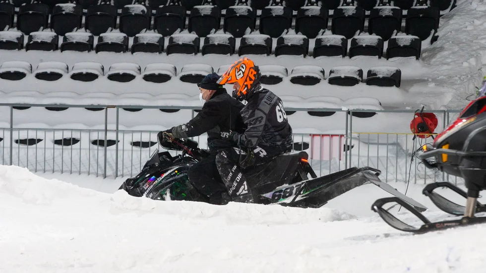 Efter en startsmäll i tredje kvalheatet tvingades Albin Lundqvist bryta SM i stadioncross.