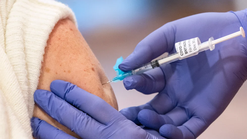 Alla som är 65 år eller äldre kommer att kunna boka sin vaccinationstid på telefon. Det visar en enkät som Ekot gjort.