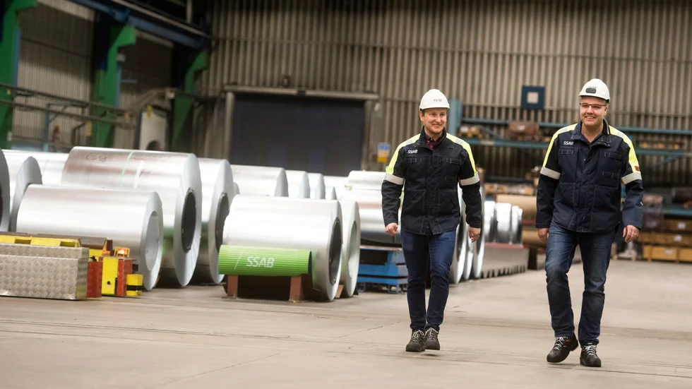 SSAB Finspång har mer att göra än vad företaget kan producera. "Just nu upplever vi en enorm efterfrågan", säger platschef Peter Breti (t.v) tillsammans med Jimmy Karlsson, ansvarig för produktionen.