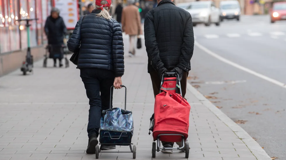 "Det är sorgligt att se två partier med sitt ursprung i arbetarrörelsen utlova bidrag istället för att stärka en inkomstbaserad socialförsäkring", skriver debattören i ett svar på inlägget "Mer i plånboken för de med lägst pension".