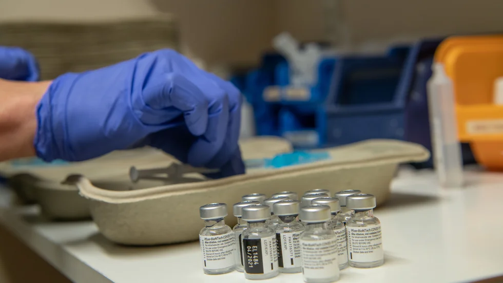 Under ett års tid har pandemin plågat världen men nu har vaccineringen kommit igång på allvar i många länder.