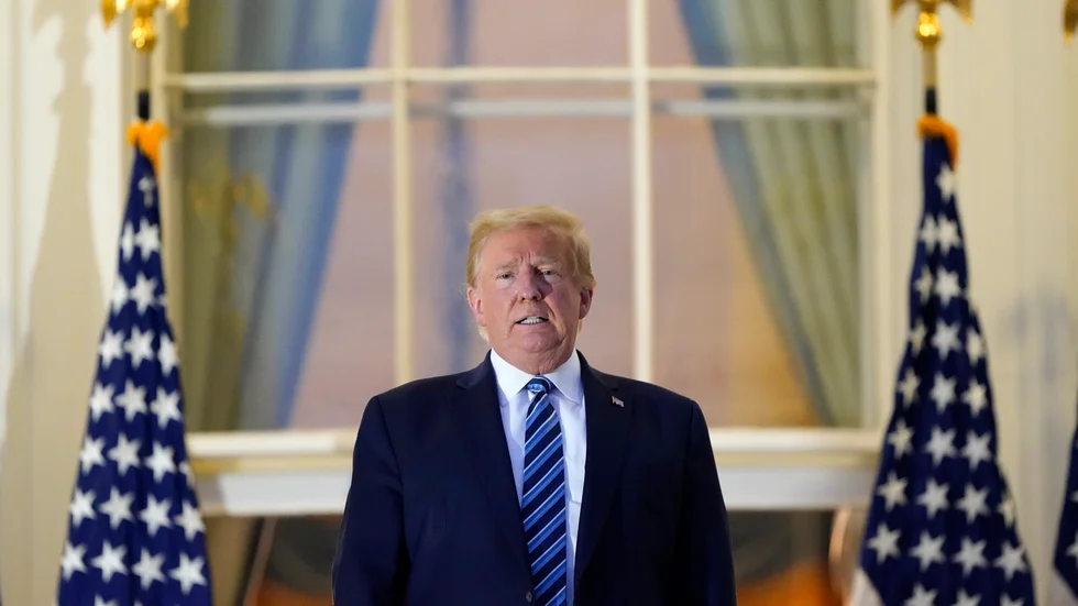 Dåvarande president Donald Trump utanför Vita huset den 5 oktober 2020, efter det att han blivit utskriven från militärsjukhuset Walter Reed där han vårdades tre dagar för covid-19.