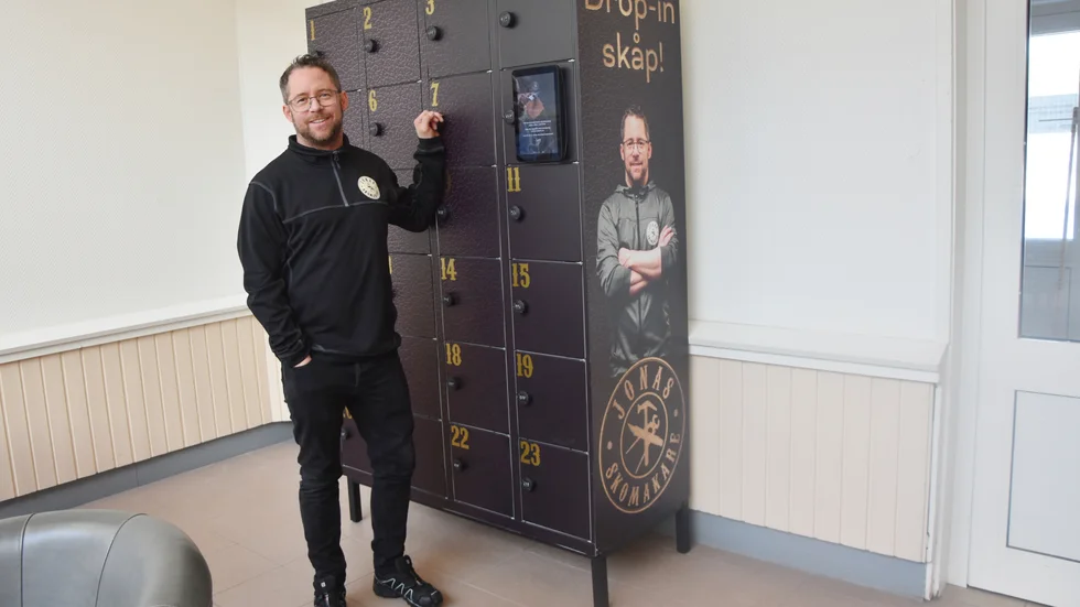 Skomakar-Jonas är i gång igen. Med hjälp av denna skåplösning och webbshop har han kunnat starta om med skomakeriet igen. "De som är osäkra på den nya tekniken hoppas jag tar hjälp av nära och kära för att jag ska kunna hjälpa dem."