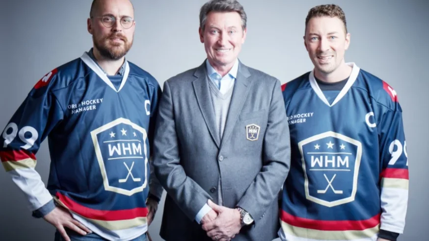 Under 2020 blev ishockeylegendaren Wayne Gretzky ambassadör för Gold Town Games World hockey manager. Pär Hultgren, vd (t v), och Tomas Nordström, community manager (t h) flankerar.