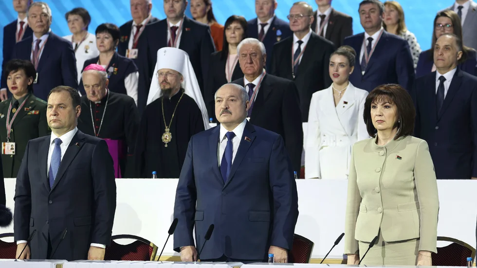 Belarus diktator Aleksandr Lukasjenko, i mitten, då nationalsången spelades under den så kallade "Folkets rådgivande församling" i Minsk på torsdagen.