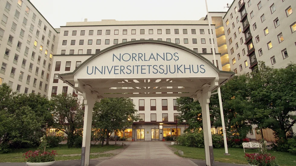 De tre barnen fördes till Norrlands universitetssjukhus i Umeå. En har allvariga skador. Arkivbild.