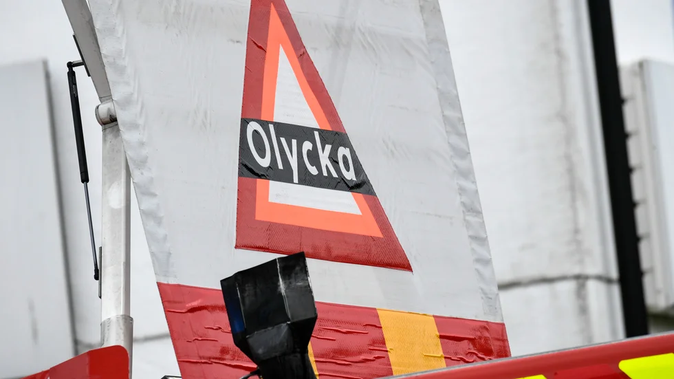 En punktering orsakade en frontalkrock mellan en lastbil och en personbilo på riksväg 44 under lördagen. Arkivbild.