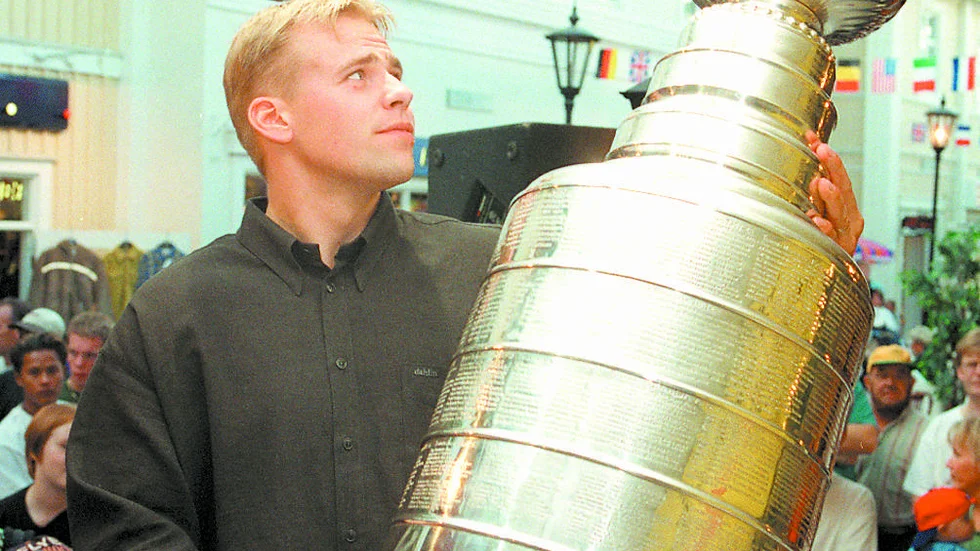 Tomas Holmström visade upp Stanley Cup-bucklan i Piteå.