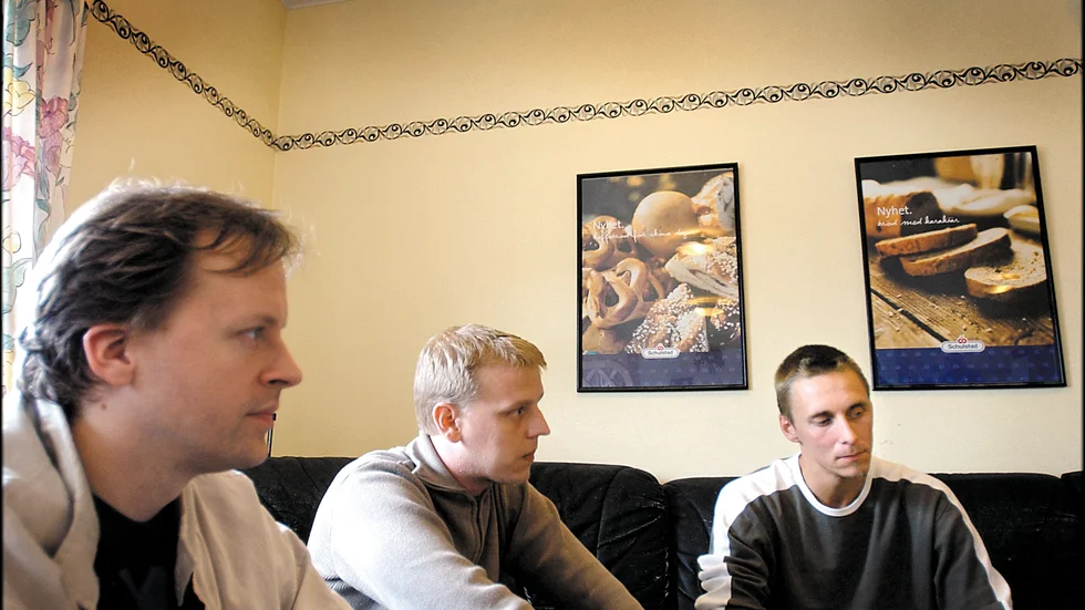 Tomas Ruth, Markus Lugnet och Niklas Sjöberg har precis fått veta att deras arbetsplats, Schulstads bageri, ska läggas ned.