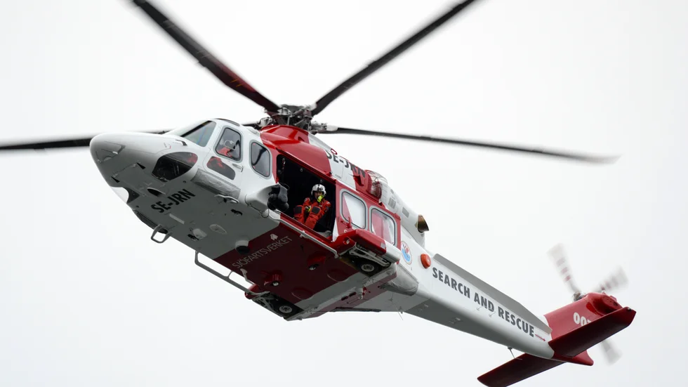 Helikopter, båtar och hundar deltar i sökandet efter pojken. Arkivbild.
