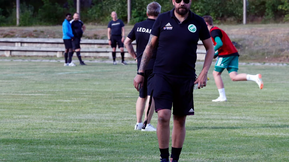 Västerviks Damfotbolls tränare Tobias Ring är positiv inför onsdagens seriepremiär i division 4.