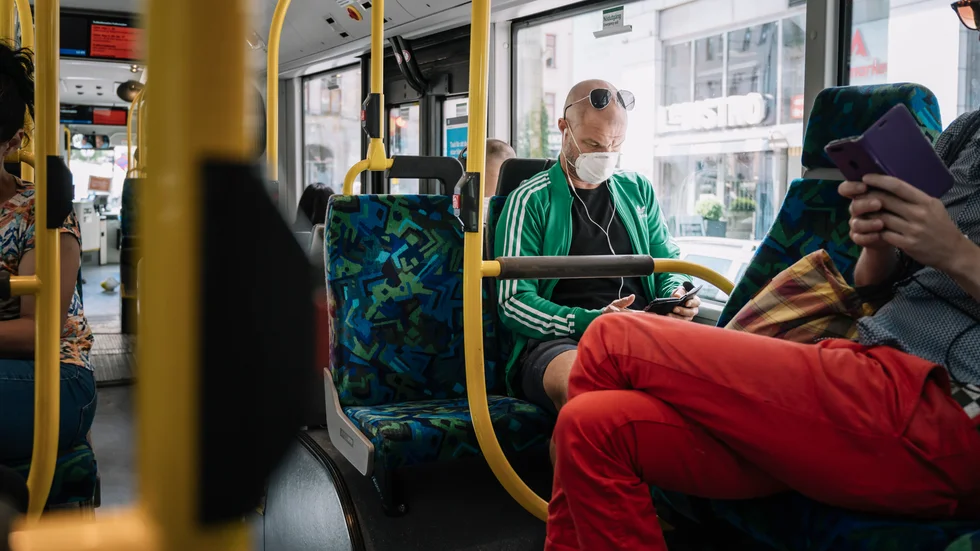 Rekommendera användande av munskydd i kollektivtrafik och affärer, föreslår professor Tom Britton. Arkivbild.