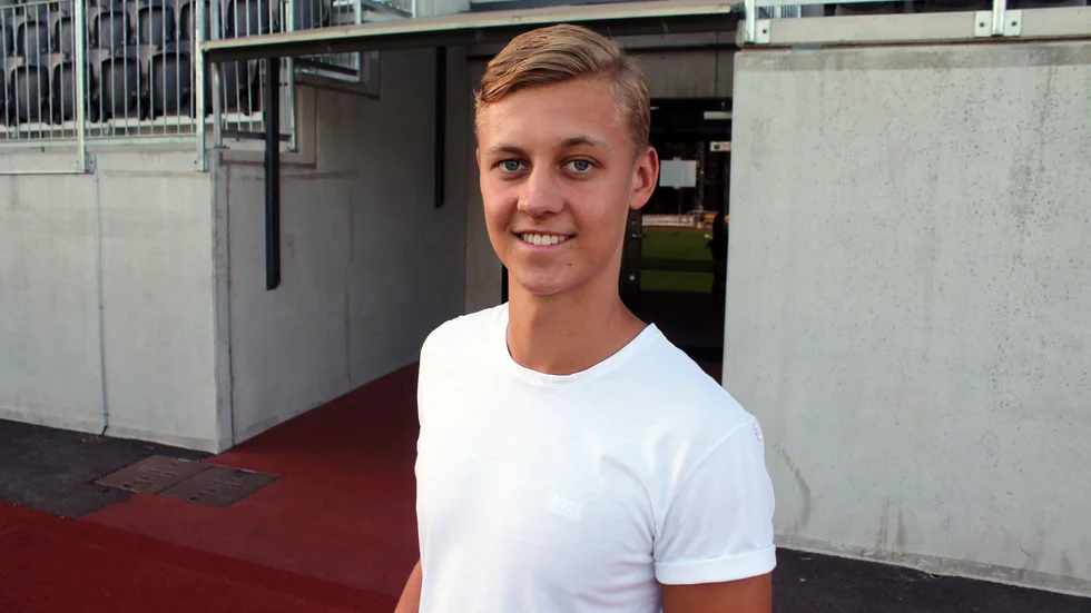 David Lantz har nu skrivit på kontraktet för sin fortsättning i Motala AIF. Det bedöms att 23-åringens knä håller.