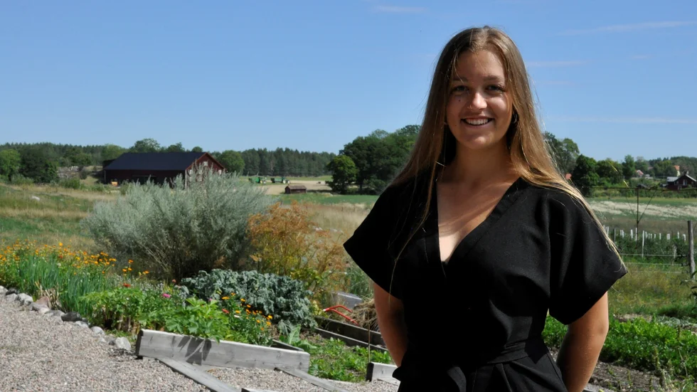 22-åriga Olivia Sarabia Lemmel jobbar och hämtar andan på ekogården utanför Vrena. 