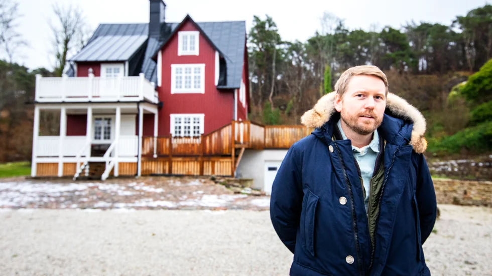 Urban Gärdek har skrivit manus till podden om Sven Sjögren försvinnande. Här syns han utanför Sjögrens före detta hus vid Lummelunds bruk.