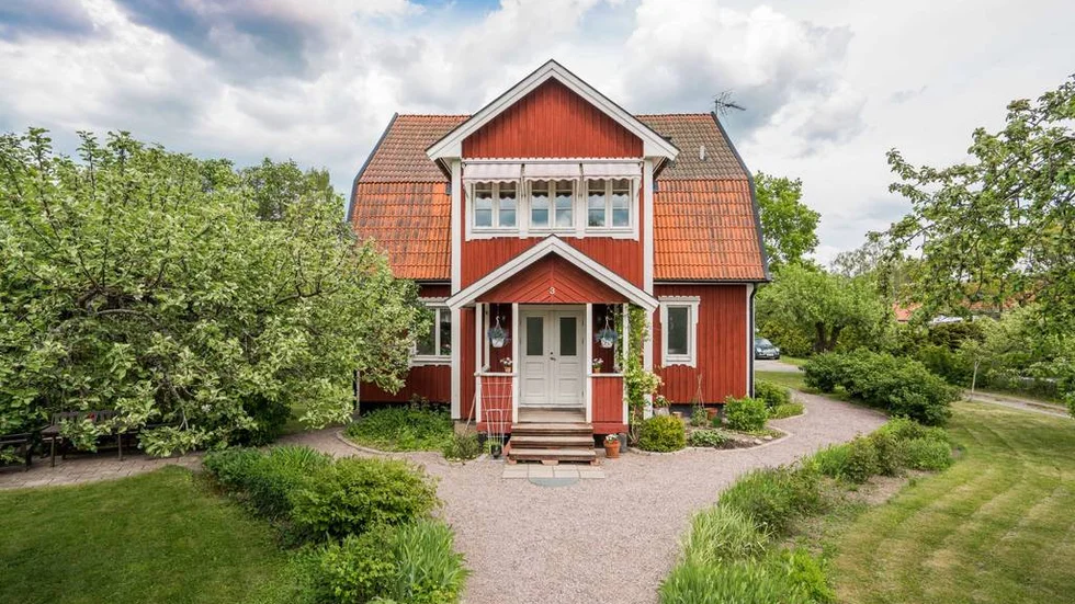 Huset ligger i Vänge, med nära till det mesta.