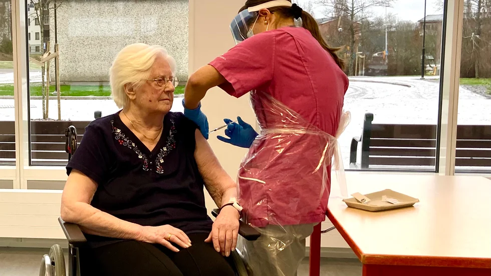 Inez Gahnfelt bor på Strandgården i Katrineholm. På måndagen fick hon den efterlängtade vaccinsprutan mot covid-19 av sjuksköterskan Therese Malmström. 