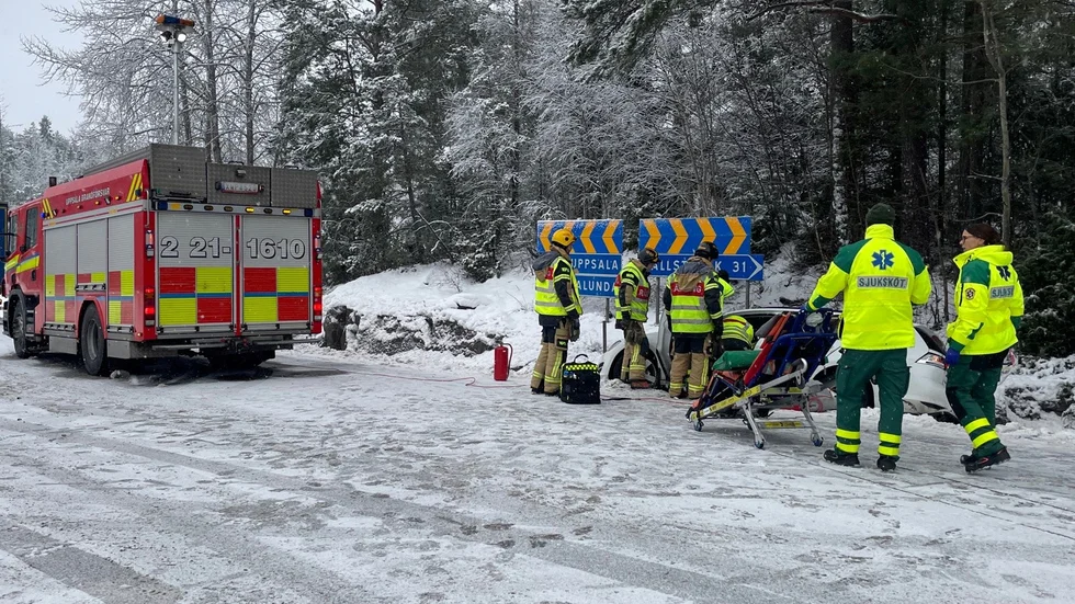 Polisen misstänker att lastbilschauffören inte höll tillräckligt avstånd till bilen.