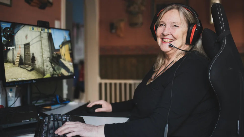 Under pandemins tidiga dagar startade Inger Grotteblad en Facebookgrupp för äldre, för att de skulle bli mindre ensamma. "Jag har fått otroligt mycket nya kontakter genom att spela dataspel," säger hon. 