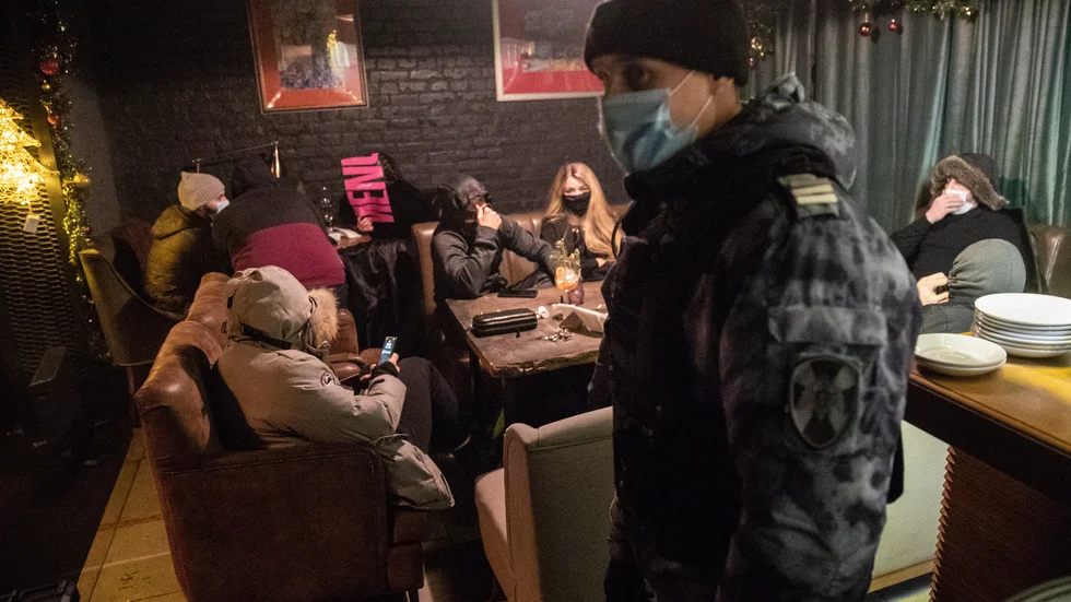 En polis inspekterar en bar i Moskva som brutit mot lokala restriktioner i Moskva under julhelgen. Bilden är från den 26 december.