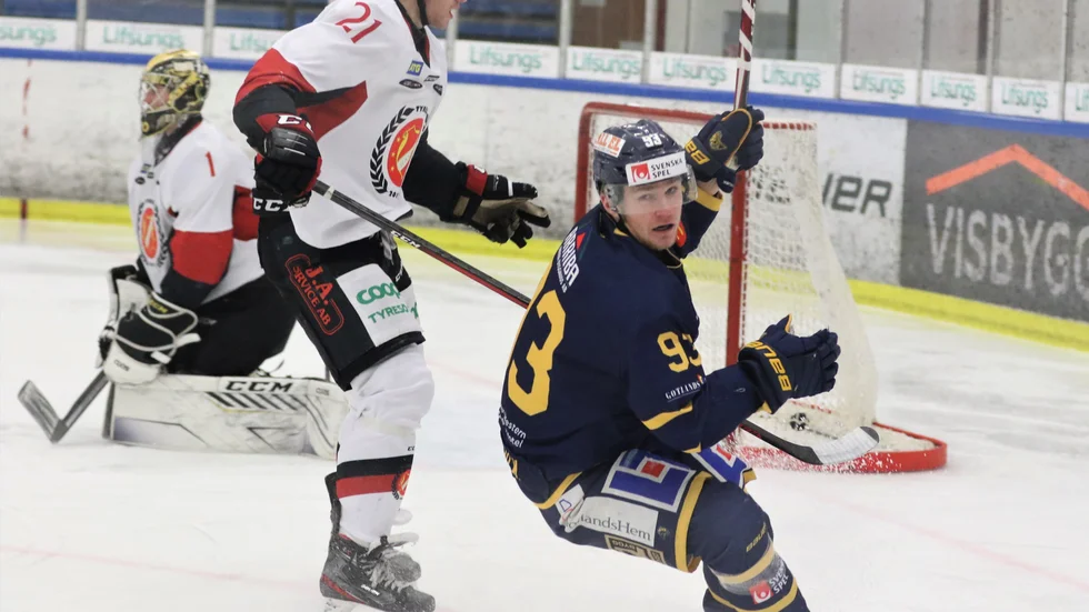 Adrian Elefalk har precis gjort 3-1 för Visby Roma mot Hanviken.