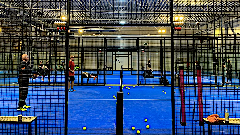 Tre av de fyra padelbanorna på Enköping Padel Arena.