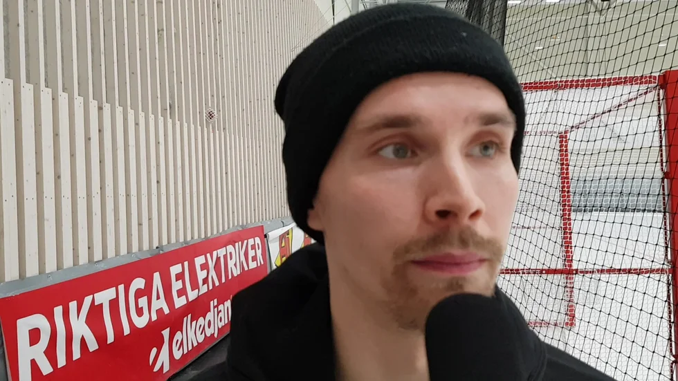 Teemu Määttä i Gubbängens bandyhall.