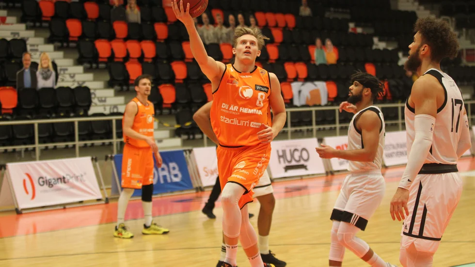 Felix Terins spelar basket med skönt självförtroende nu och ser ett Dolphins som kan slåss om SM-guld.  