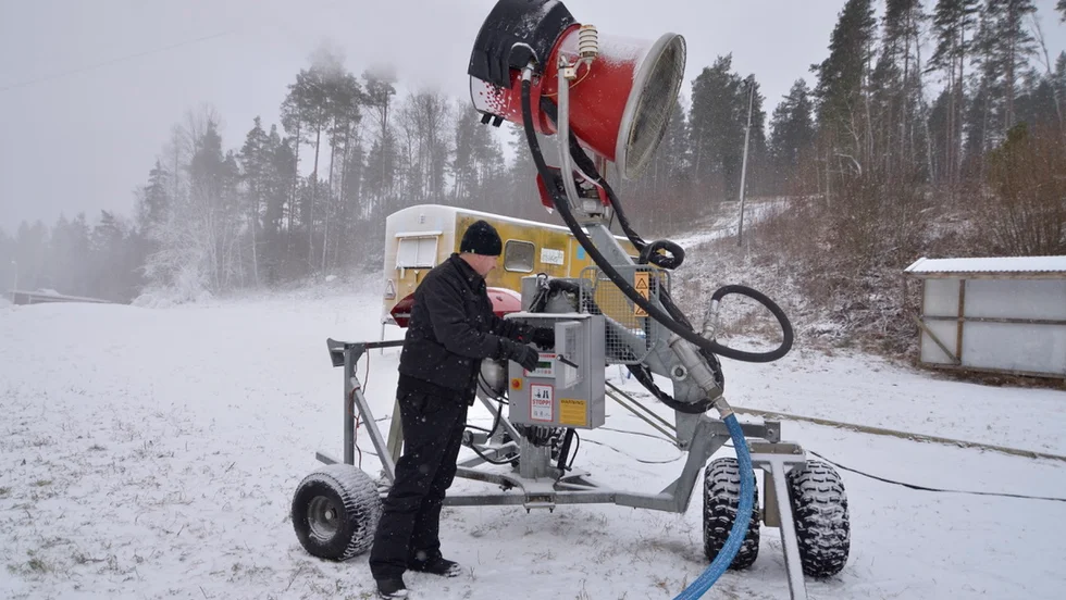 Stefan Åsberg kollar så att snökanonerna fungerar som de ska.