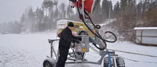 Nu sprutar snön vid friluftsanläggningen