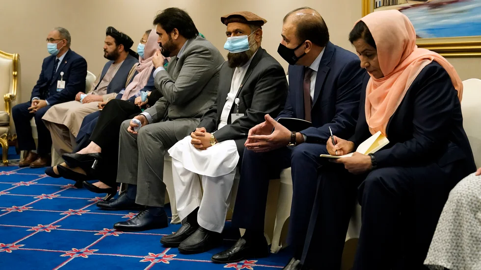 Företrädare för den afghanska regeringen under förhandlingar med talibanrörelsen i Doha i fjol. Arkivbild.