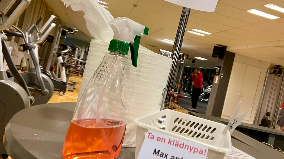 Klädnypssystemet är något som Friskis och Svettis har använt sig av ett tag. Man tar en när man går in för att träna och finns det ingen i korgen så får man ställt vänta tills någon är klar.