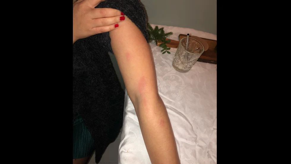 — Jag blev träffad av fyrverkeri och det small direkt därefter, berättar kvinnan som befann sig på Vaksala torg i Uppsala under nyårsaftonen.