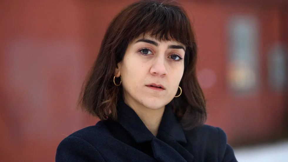 Gizem Erdogan är aktuell som Leah i polisdramat "Tunna blå linjen".