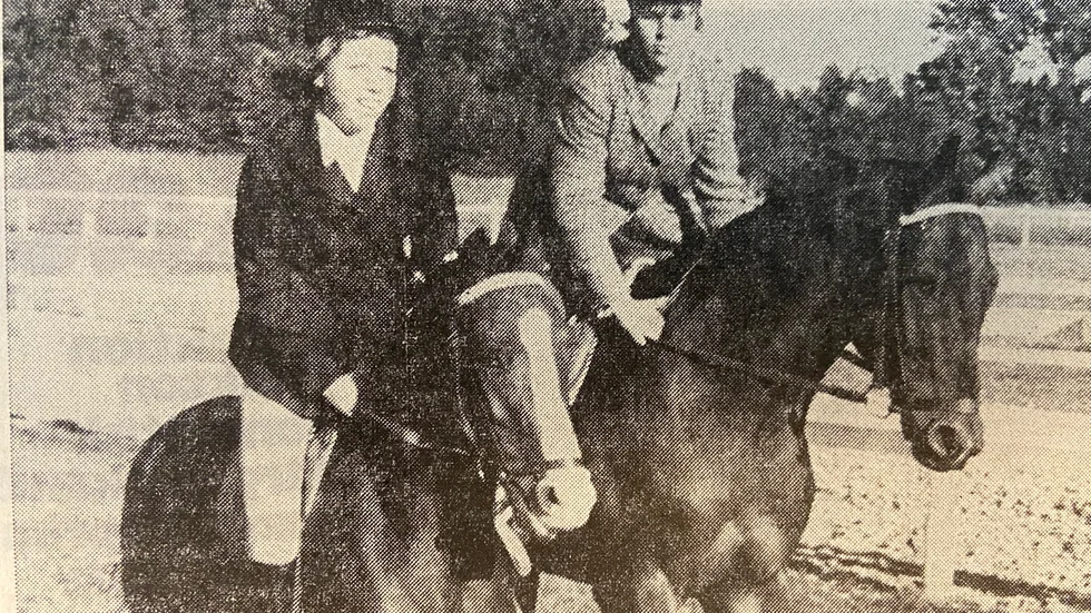 KK för 50 år sedan. Två framgångsrika Katrineholmsryttare Anna-Lena Ek och Åsa Freij-Söderberg.