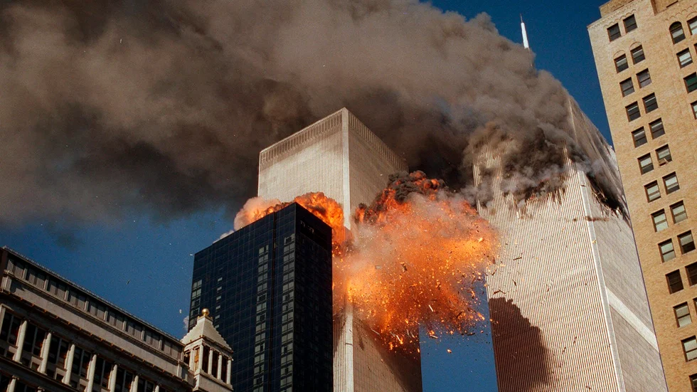Det andra passagerarplanet flyger in i det södra tvillingtornet på Manhattan i New York. Klockan är 09.03, lokal tid, den 11 september 2001. Bilderna kablades ut i direktsändning över hela världen. Händelsen kom att förändra världen. 