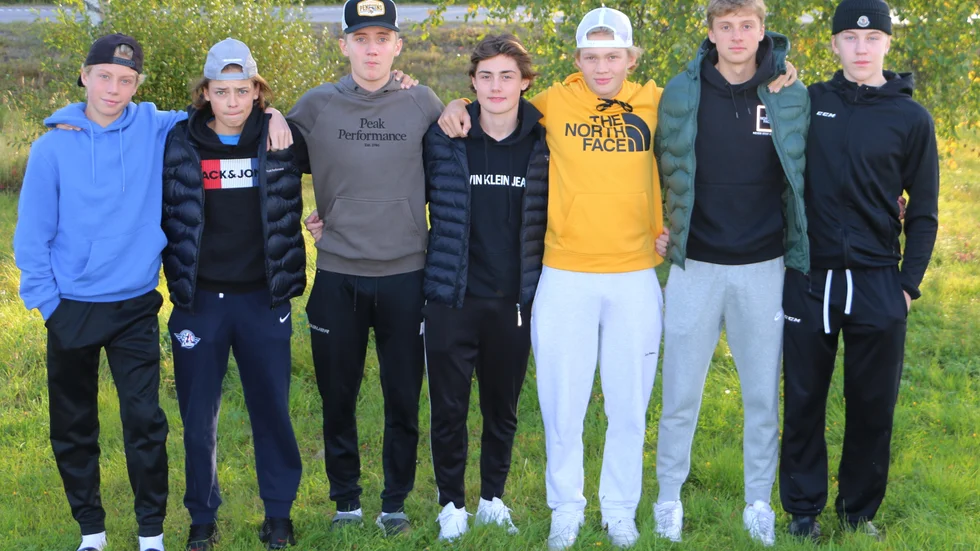 TV-pucken är över för Piteåspelarna. Från vänster: Charlie Berglund, Lucas Hedlund, Albin Falk, Gustav Bäckström, Isac Wikström, Albin Wink, Alexander Oskarsson