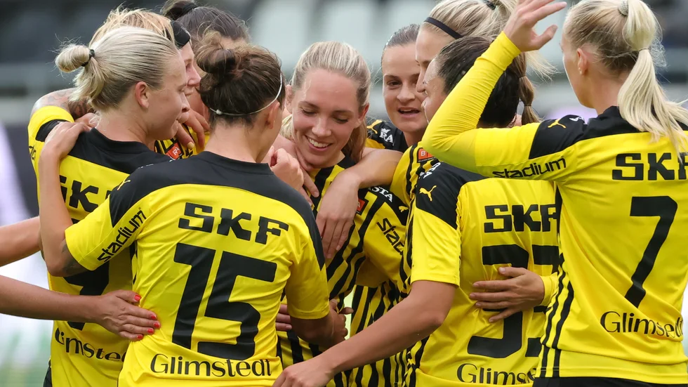 Elin Rubensson (mitten) jublar med lagkamraterna efter sitt 1–0-mål.