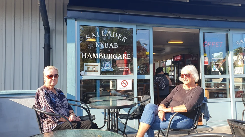 Agneta Pettersson och Ann-Marie Hermansson förstår skillnaderna i inkomst för Trosas pensionärer.