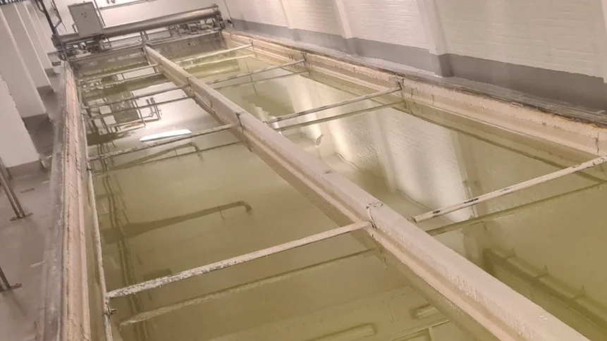 En anställd på Norrmejerier halkade och ramlade ner i Norrmejeriers bassäng med saltlake.