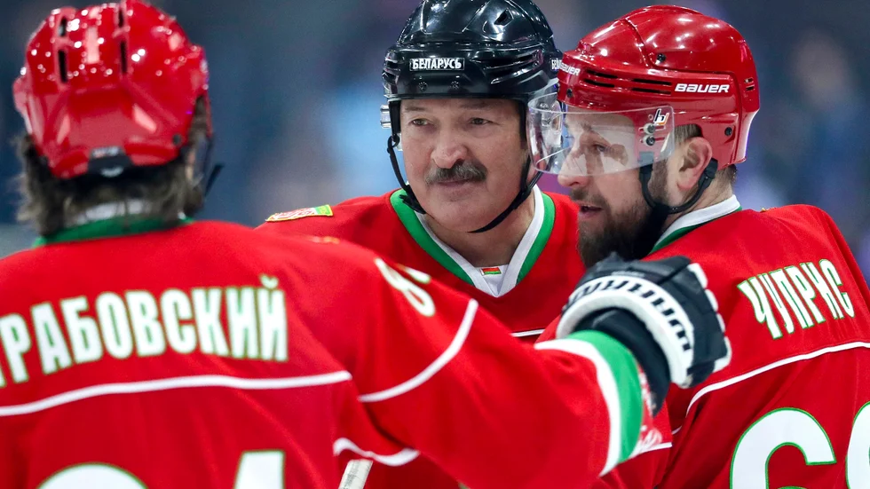 Belarus president Aleksandr Lukasjenko, mitten, har haft en vän i hockeyordföranden Dmitrij Baskov. Men nu stängs Baskov av från all ishockey i fem år, uppger Internationella ishockeyförbundet. Arkivbild.
