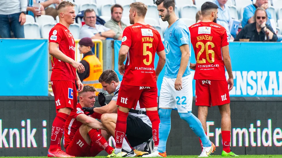 Viktor Agardius tvingades bryta matchen i Malmö.