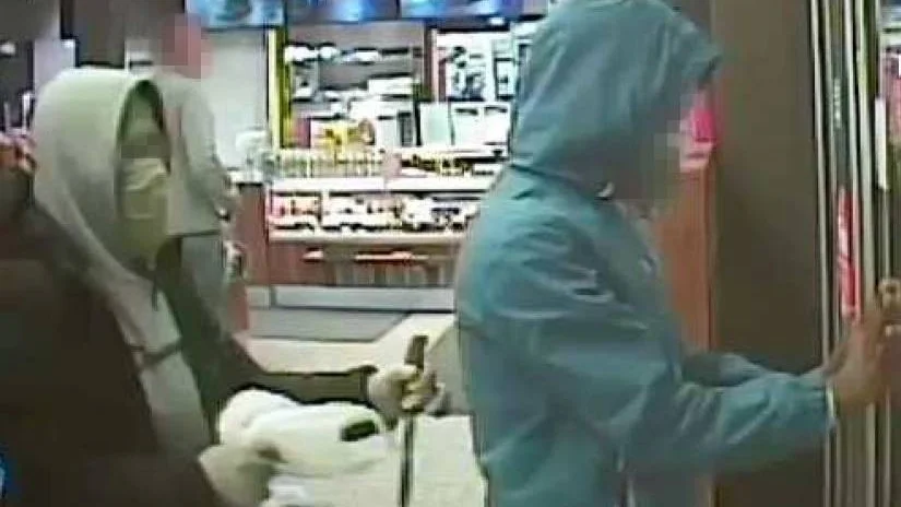 Två tonåringar, 17 och 18 år gamla, misstänks för att beväpnade och maskerade ha utfört ett rån på OkQ8-macken i Fröslunda.