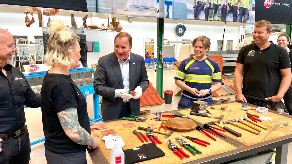 Svante Hedberg (i gul och blå tröja), som går andra året på gymnasiet, överlämnade en ros i plåt till statsminister Stefan Löfven. 