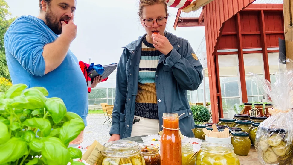 Petter Holmgren från Uppsala firade sambon Anna Öhnfeldt med slottsweekend i Eskilstuna och med ett antal besök längs Aptitrundan 2021 i Sörmland. Granerfeldts tomater och grönsaksinläggningar gick hem.